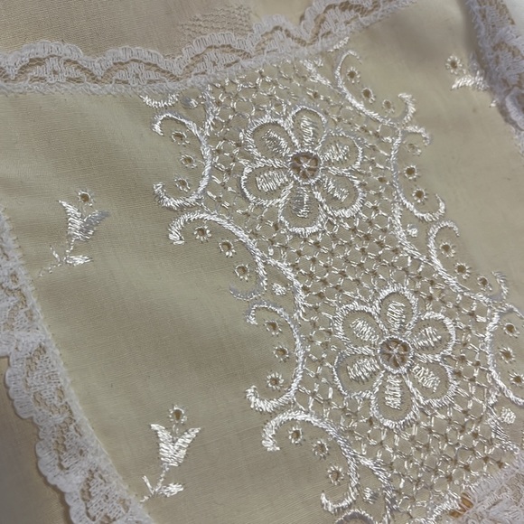 Perfect Vintage Boudoir set in light lemon 🍋 - Picture 5 of 6